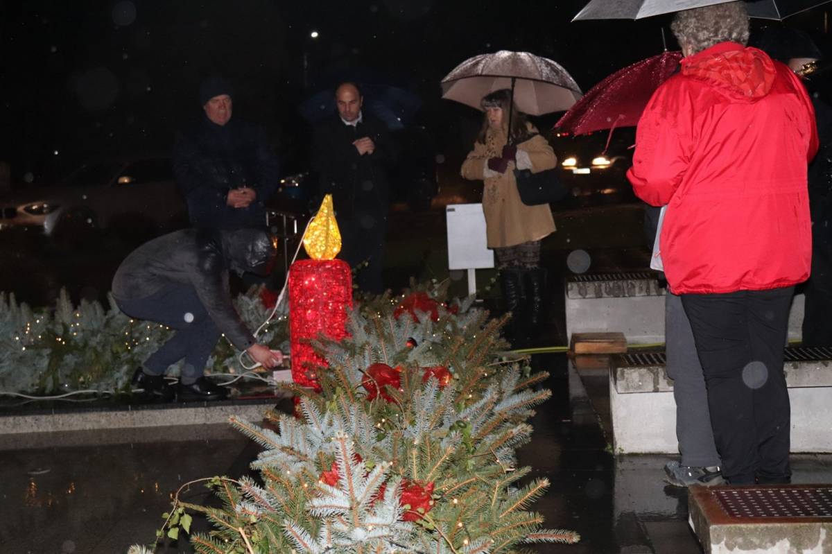 Zapaljena četvrta adventska svijeća u Lipiku