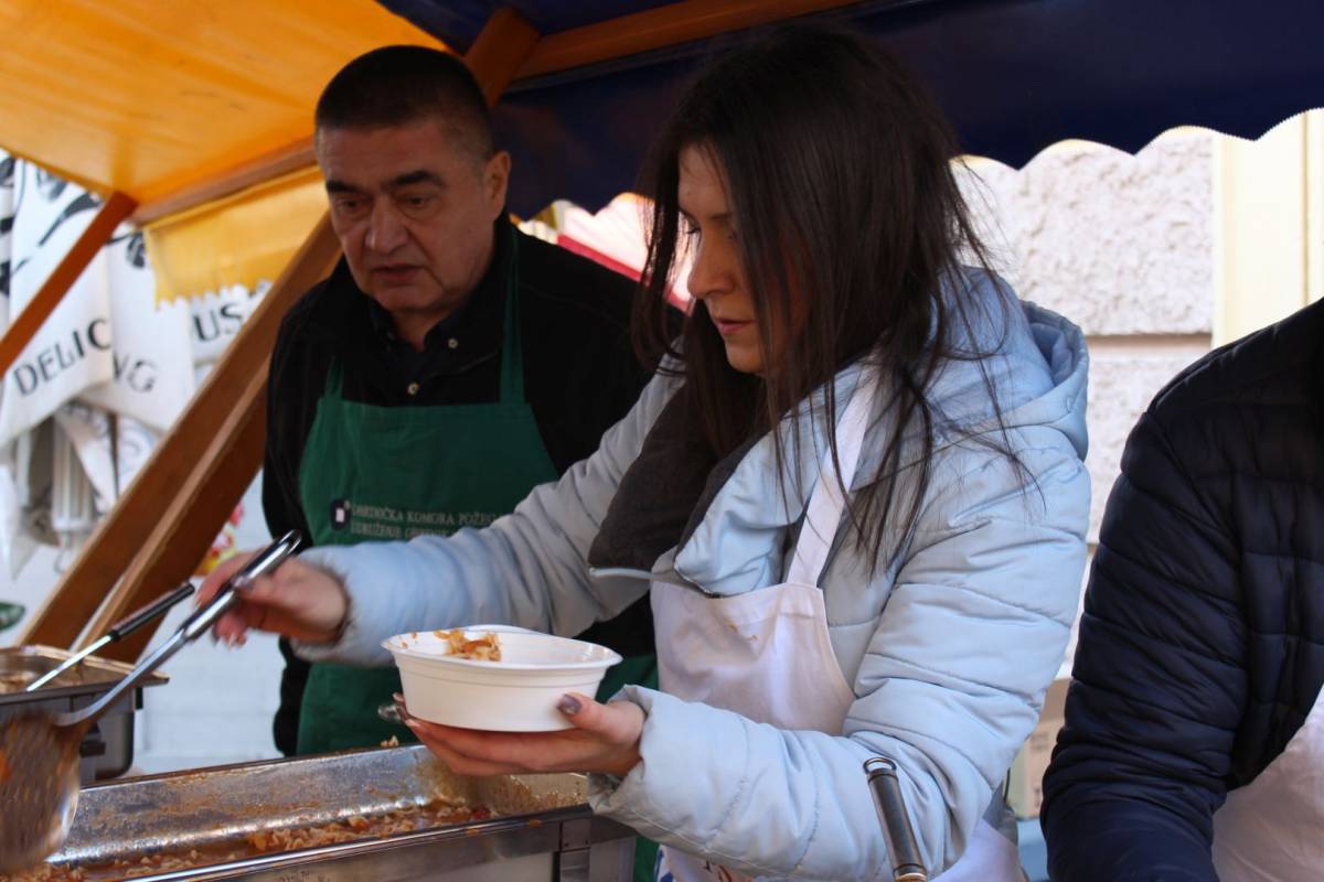 Udruženje obrtnika PSŽ i političari dijelili tisuću porcija posnog ručka u Požegi