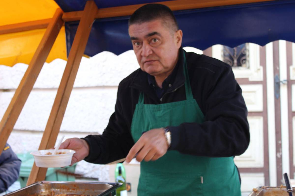 Udruženje obrtnika PSŽ i političari dijelili tisuću porcija posnog ručka u Požegi