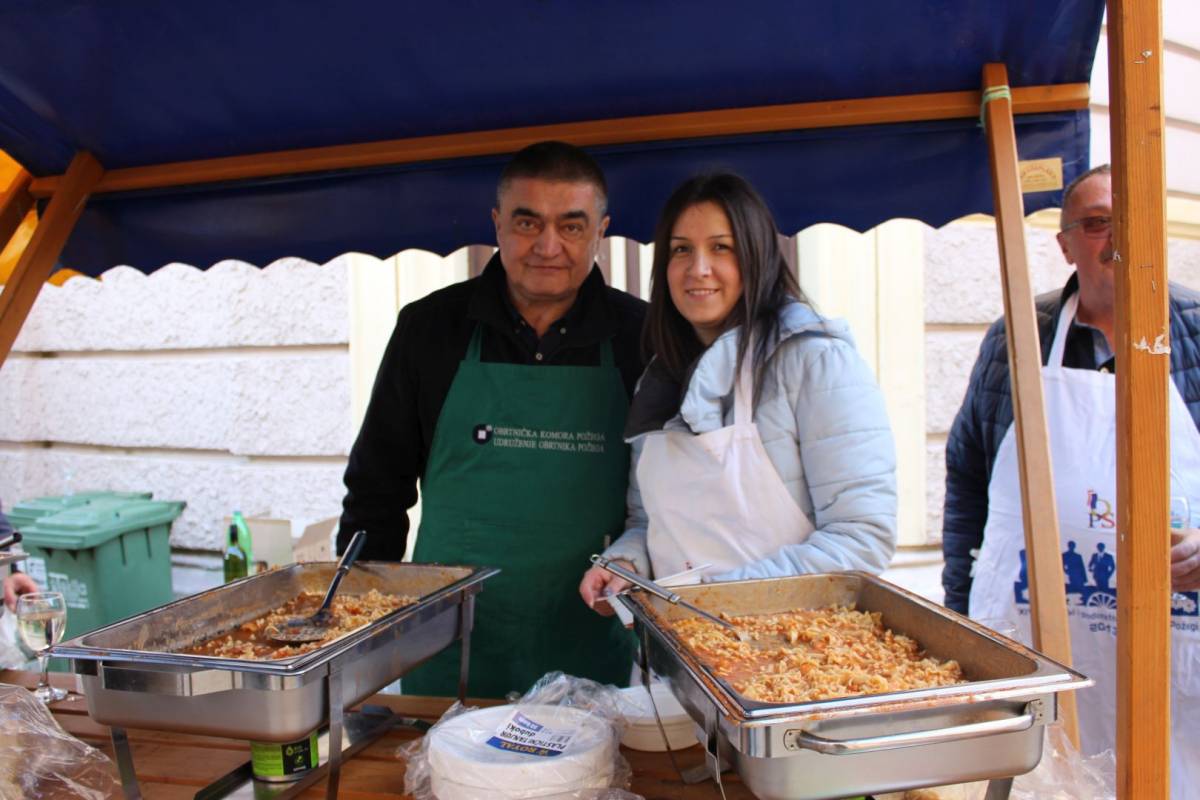 Udruženje obrtnika PSŽ i političari dijelili tisuću porcija posnog ručka u Požegi