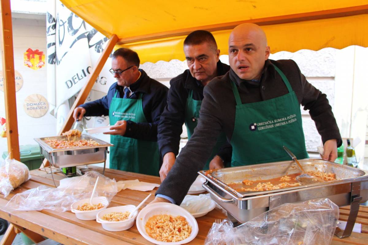 Udruženje obrtnika PSŽ i političari dijelili tisuću porcija posnog ručka u Požegi