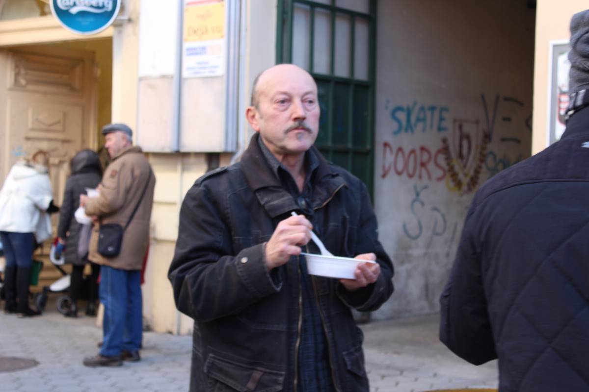 Udruženje obrtnika PSŽ i političari dijelili tisuću porcija posnog ručka u Požegi