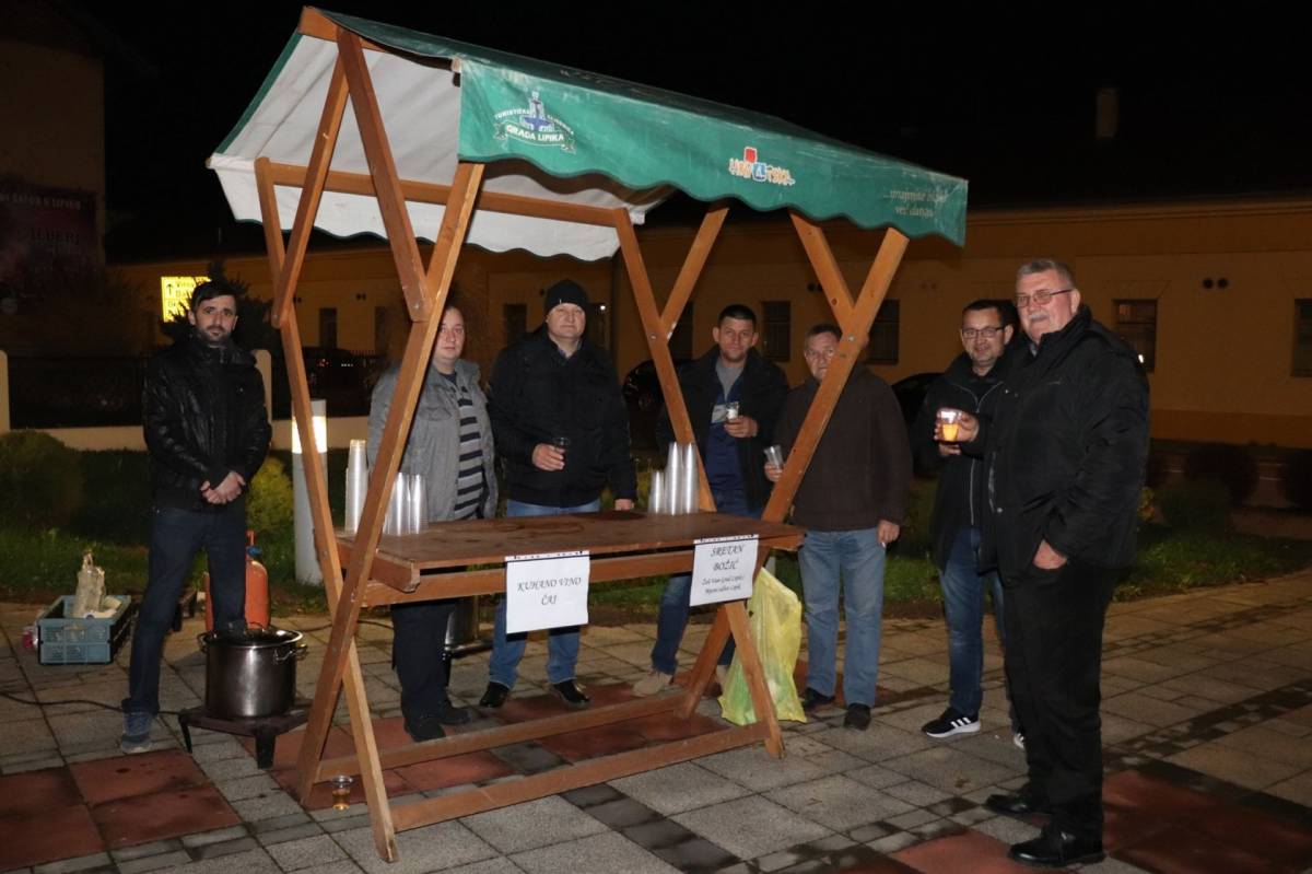 Lipički župnik vlč. Roko Ivanović predvodio svetu misu polnoćku u Lipiku