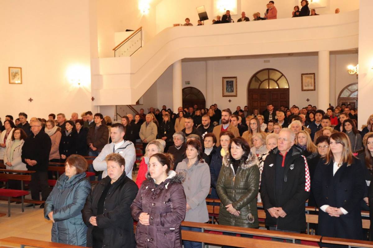 Lipički župnik vlč. Roko Ivanović predvodio svetu misu polnoćku u Lipiku