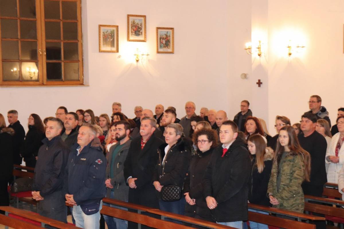 Lipički župnik vlč. Roko Ivanović predvodio svetu misu polnoćku u Lipiku
