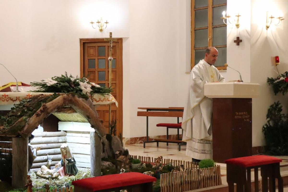 Lipički župnik vlč. Roko Ivanović predvodio svetu misu polnoćku u Lipiku