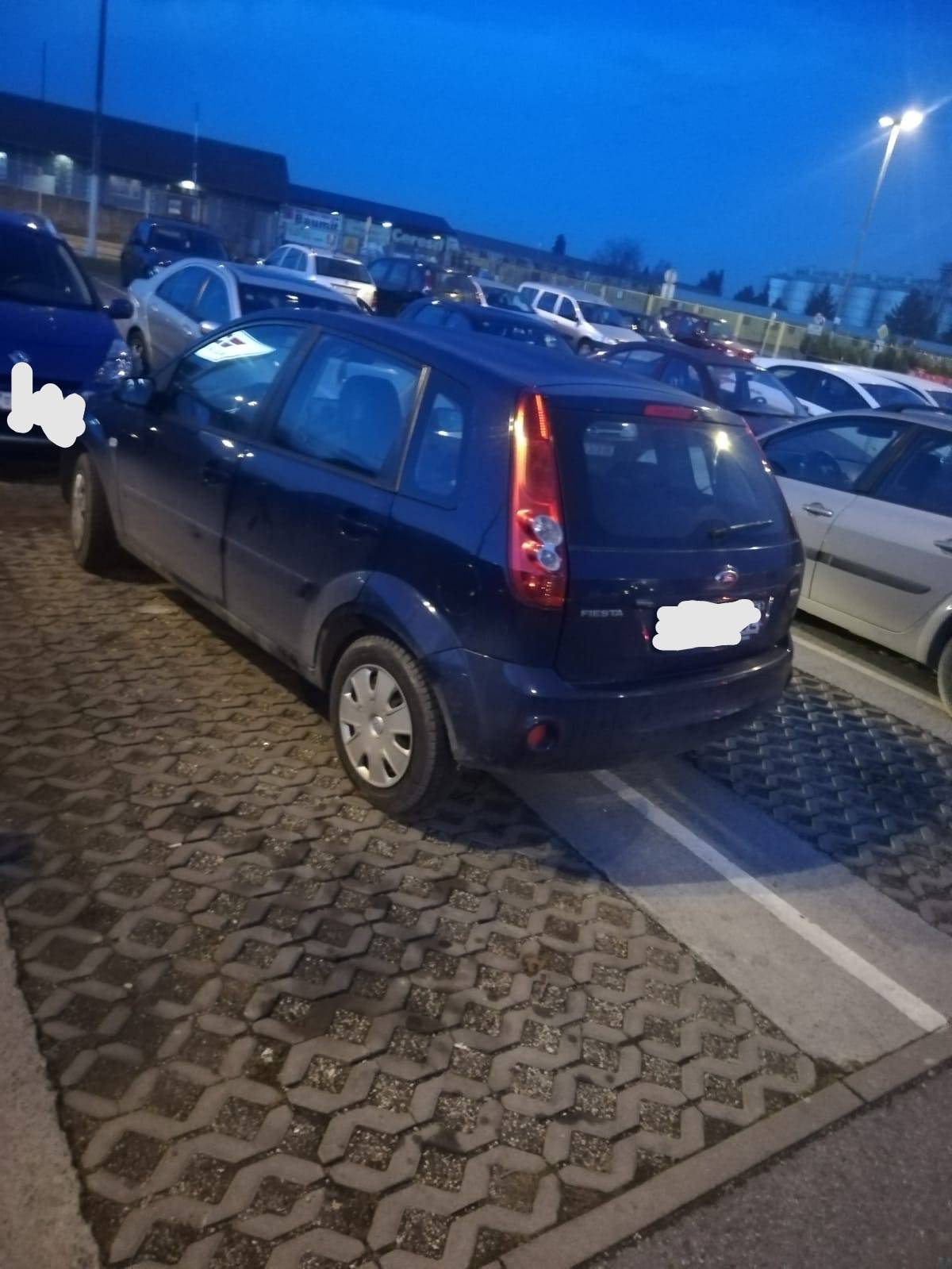 Parkiranje na požeški način: ʺS jednom guzicom na dvije stoliceʺ