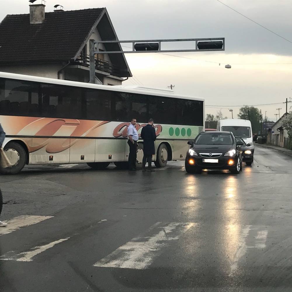 U Požegi jutros sudar autobusa i automobila
