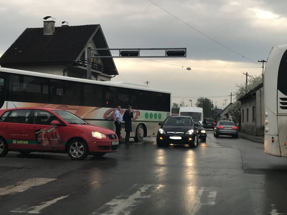 U Požegi jutros sudar autobusa i automobila