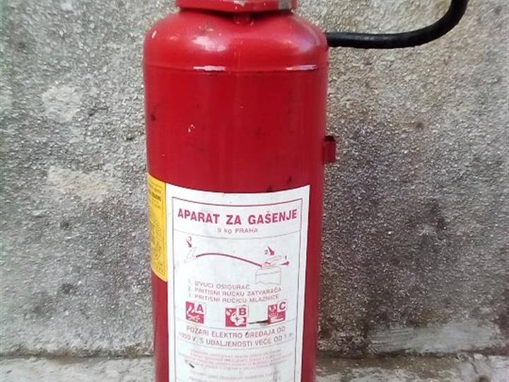 U Pakracu otuđeni vatrogasni aparati i mobitel