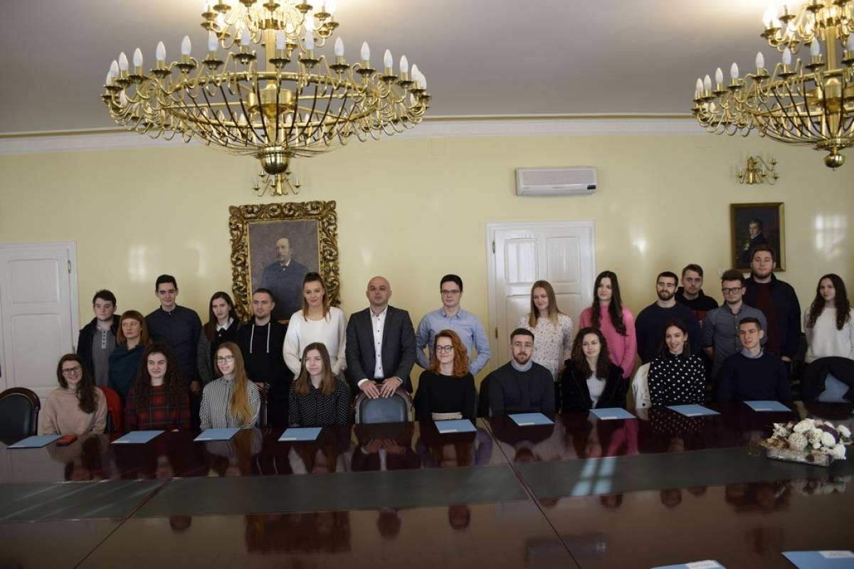 Danas je 25 novih studenata i 4 darovita učenika potpisala ugovore o stipendiji Grada Požege 