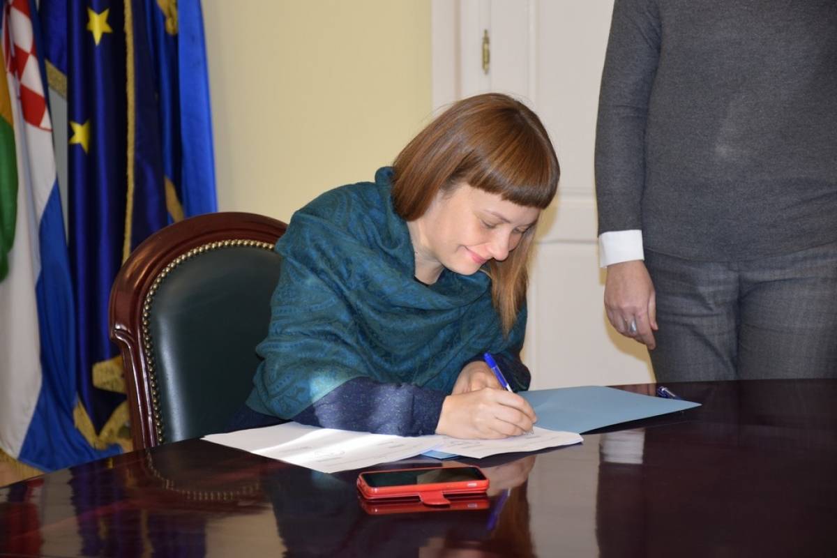 Danas je 25 novih studenata i 4 darovita učenika potpisala ugovore o stipendiji Grada Požege 