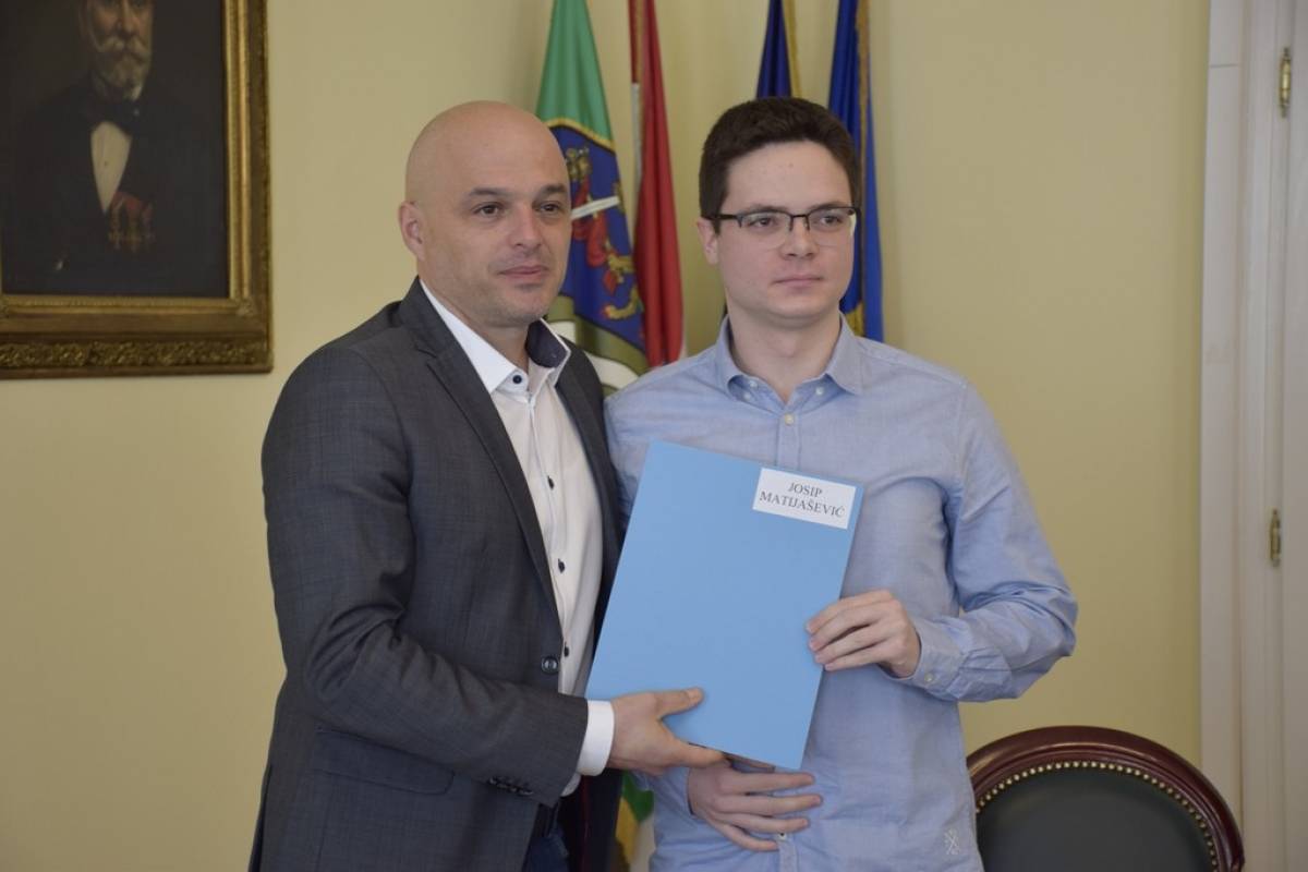 Danas je 25 novih studenata i 4 darovita učenika potpisala ugovore o stipendiji Grada Požege 