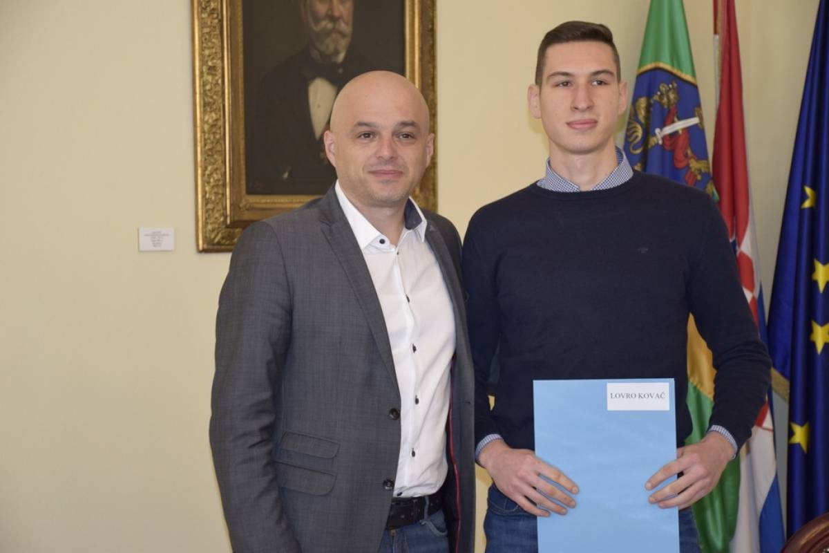 Danas je 25 novih studenata i 4 darovita učenika potpisala ugovore o stipendiji Grada Požege 