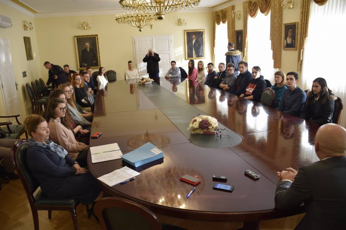 Danas je 25 novih studenata i 4 darovita učenika potpisala ugovore o stipendiji Grada Požege 