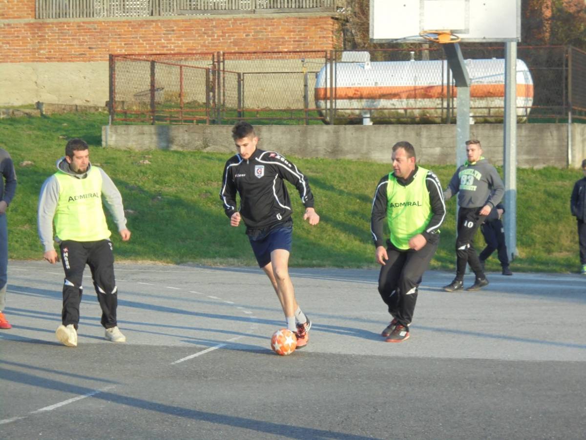 Seniori i navijači Graničara iz Bučja otvorili 2020. godinu