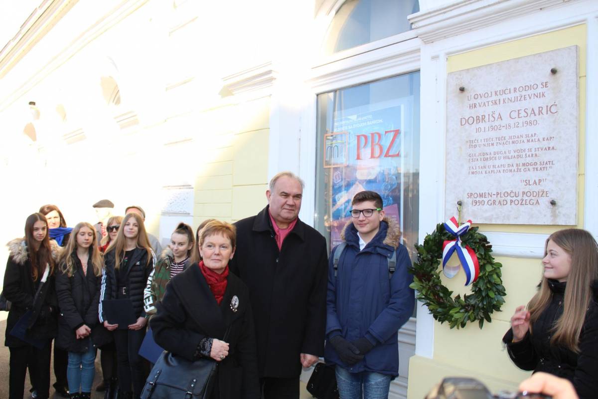 ¨Cesarići¨ položili vijenac ispred rodne kuće Dobriše Cesarića u Požegi