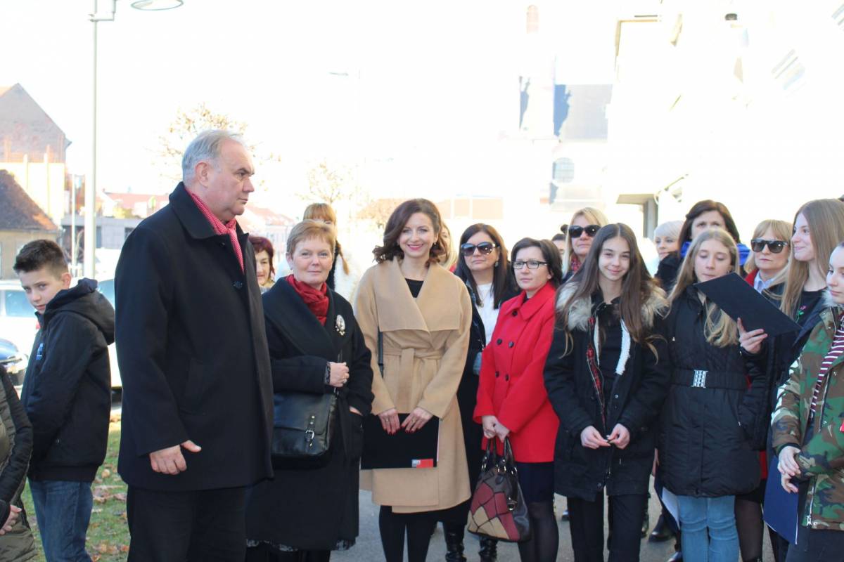 ¨Cesarići¨ položili vijenac ispred rodne kuće Dobriše Cesarića u Požegi