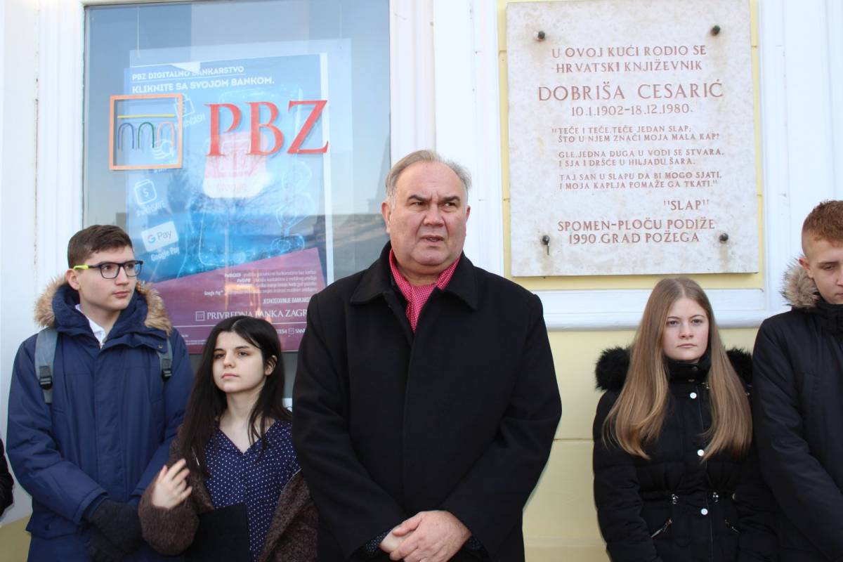 ¨Cesarići¨ položili vijenac ispred rodne kuće Dobriše Cesarića u Požegi