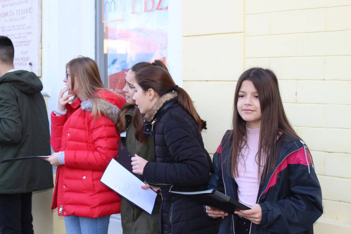 ¨Cesarići¨ položili vijenac ispred rodne kuće Dobriše Cesarića u Požegi