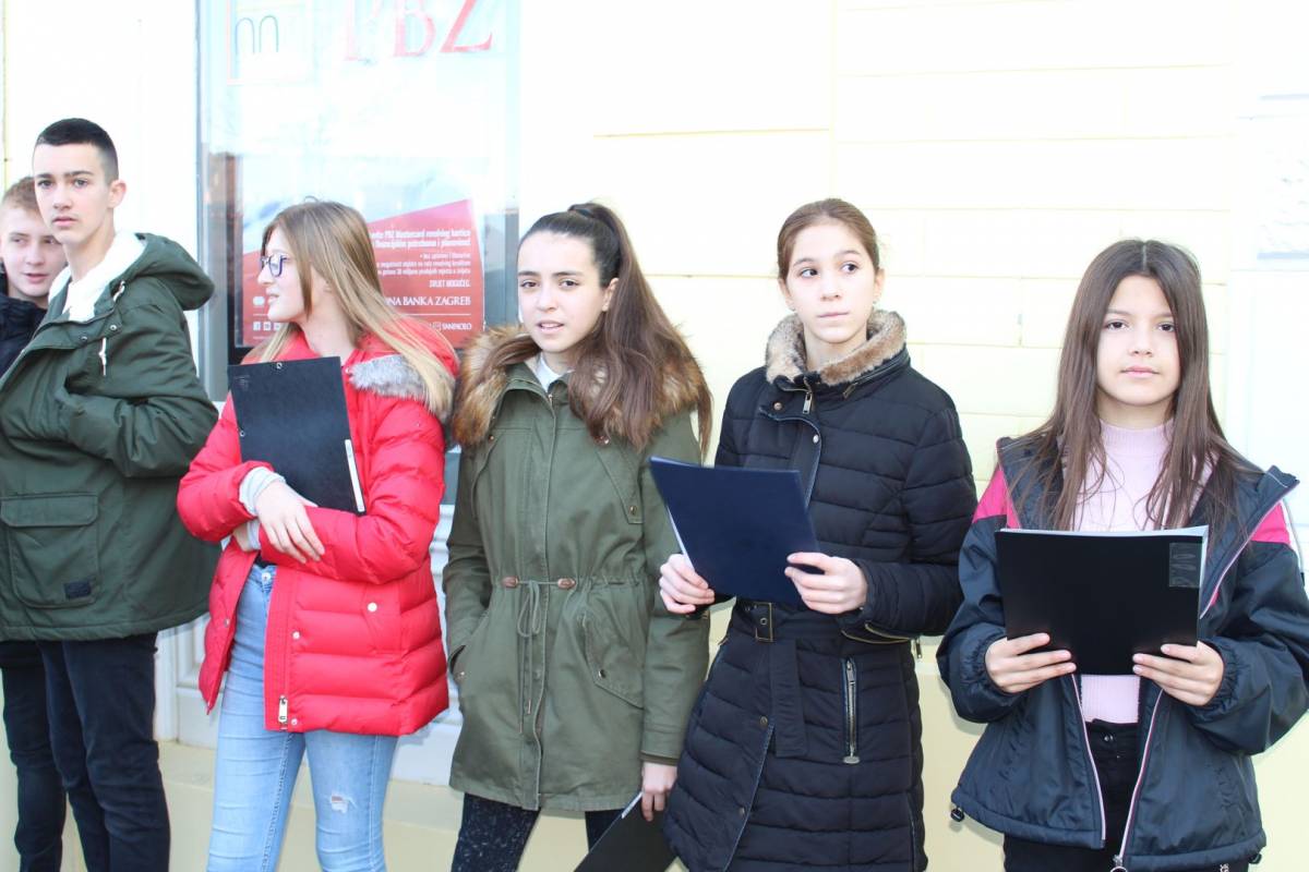 ¨Cesarići¨ položili vijenac ispred rodne kuće Dobriše Cesarića u Požegi