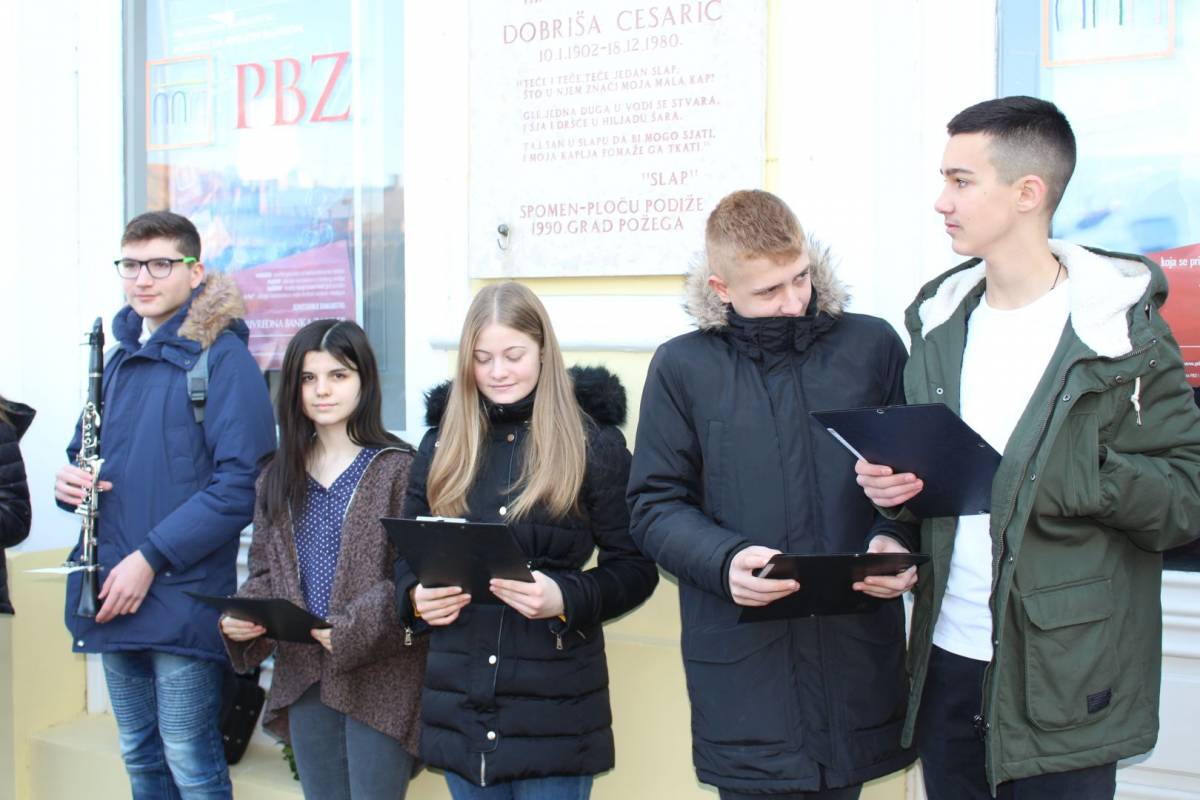 ¨Cesarići¨ položili vijenac ispred rodne kuće Dobriše Cesarića u Požegi