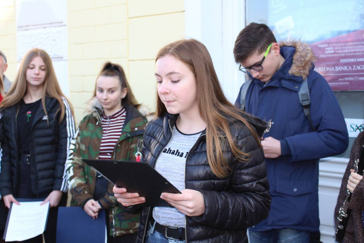 ¨Cesarići¨ položili vijenac ispred rodne kuće Dobriše Cesarića u Požegi