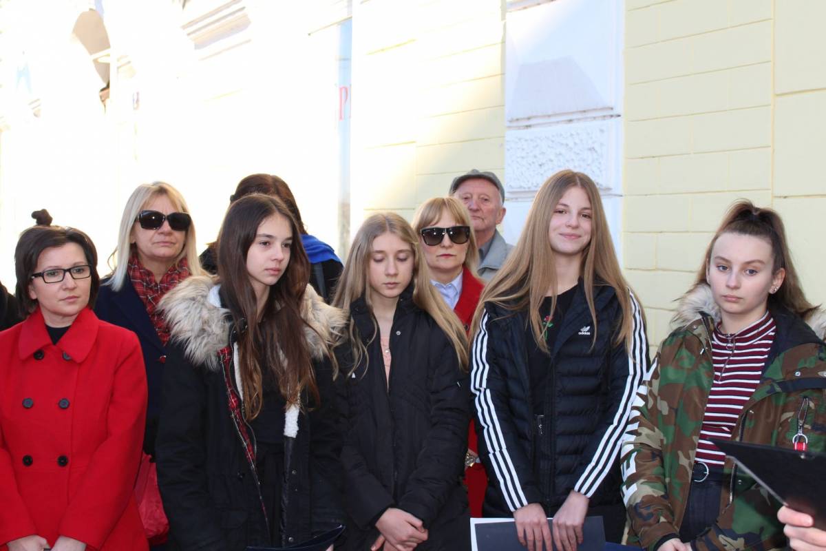 ¨Cesarići¨ položili vijenac ispred rodne kuće Dobriše Cesarića u Požegi