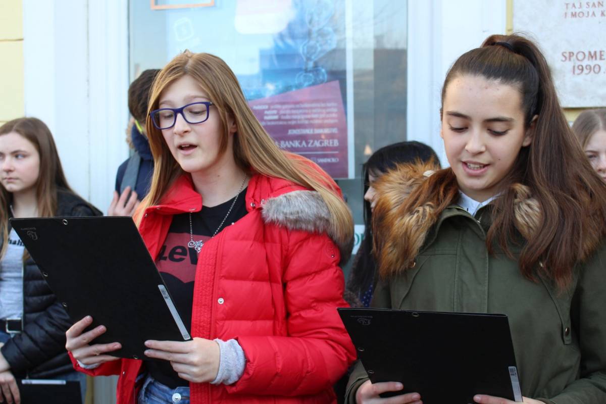 ¨Cesarići¨ položili vijenac ispred rodne kuće Dobriše Cesarića u Požegi