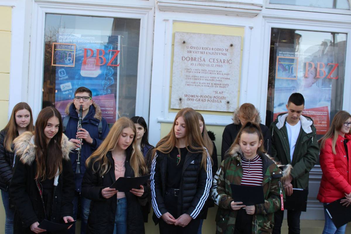 ¨Cesarići¨ položili vijenac ispred rodne kuće Dobriše Cesarića u Požegi