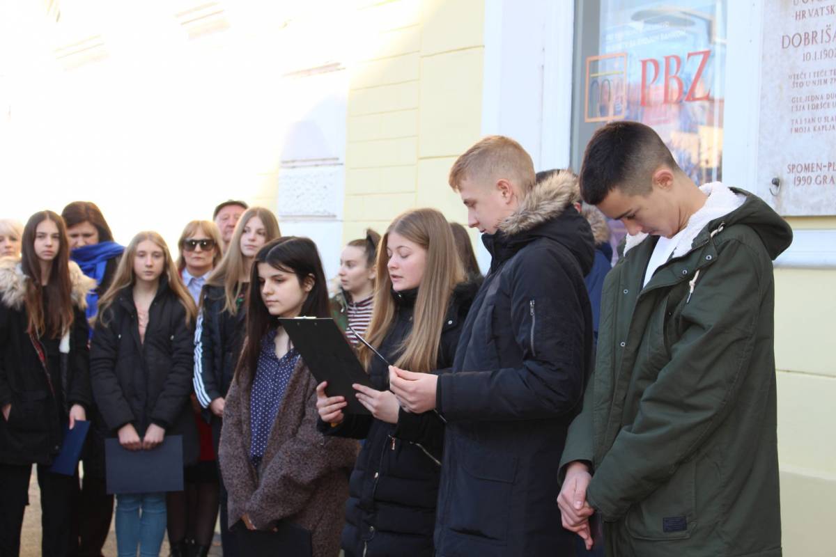 ¨Cesarići¨ položili vijenac ispred rodne kuće Dobriše Cesarića u Požegi