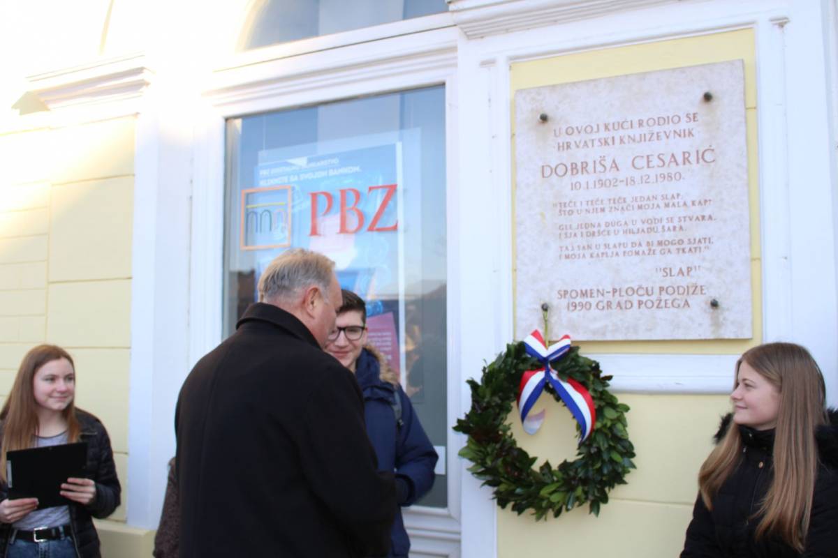¨Cesarići¨ položili vijenac ispred rodne kuće Dobriše Cesarića u Požegi