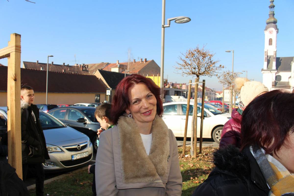 ¨Cesarići¨ položili vijenac ispred rodne kuće Dobriše Cesarića u Požegi