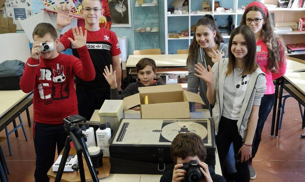 Pakračka školska fotogrupa dobila nove fotoaparate