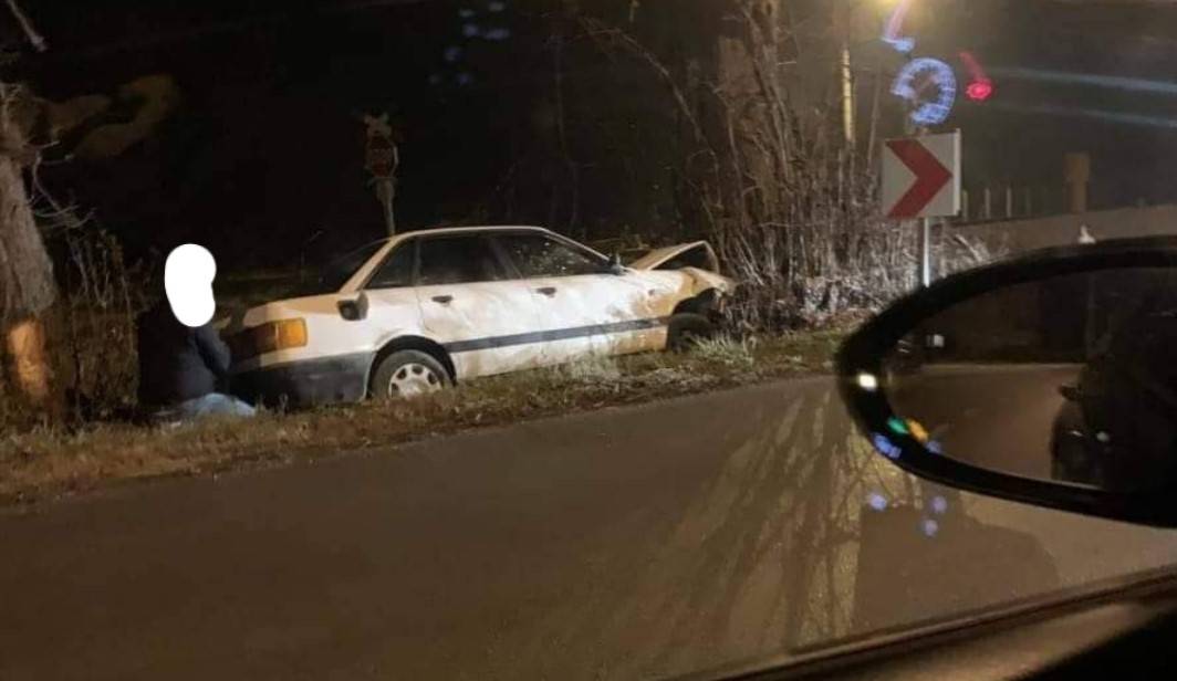 SINOĆ U TRENKOVU: U zavoju sletio s kolnika pa udario u stablo