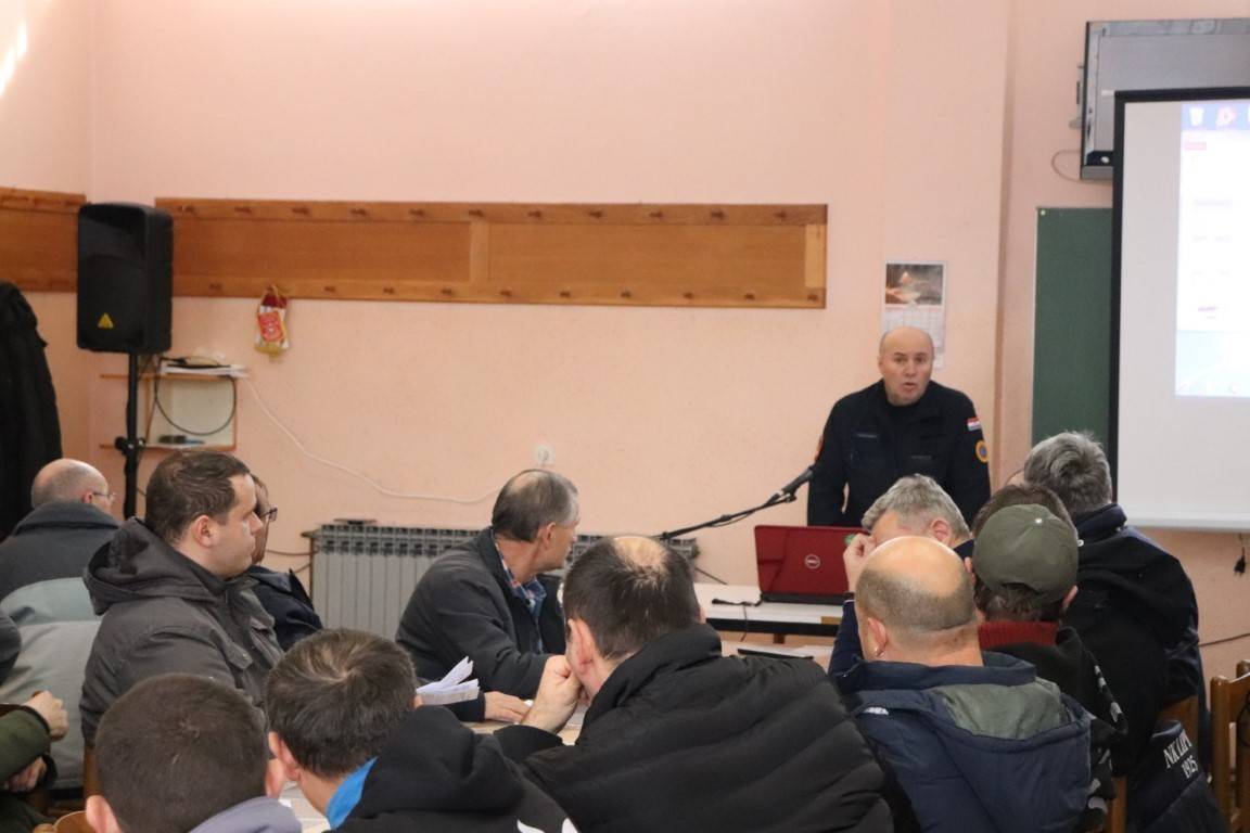 U Lipiku održano postrojavanje pripadnika civilne zaštite