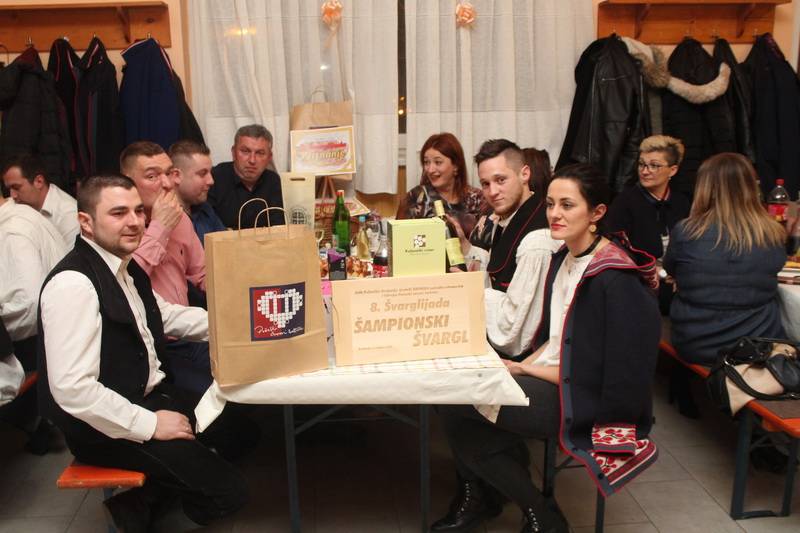 Šampionski švargl OPG Galić iz Pleternice, a po glasovanju posjetitelja Etno kuće Bello prošlogodišnjeg šampiona 