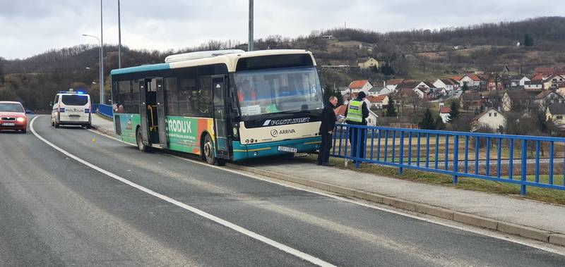 Vozaču autobusa pozlilo te je udario u zaštitnu ogradu nadvožnjaka u Požegi