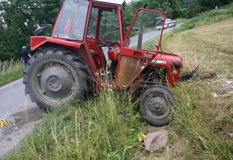 Prometna nesreća između traktora i osobnog automobila