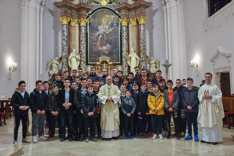 Nogometaši, animatori i ministranti na slavlju u požeškoj Katedrali