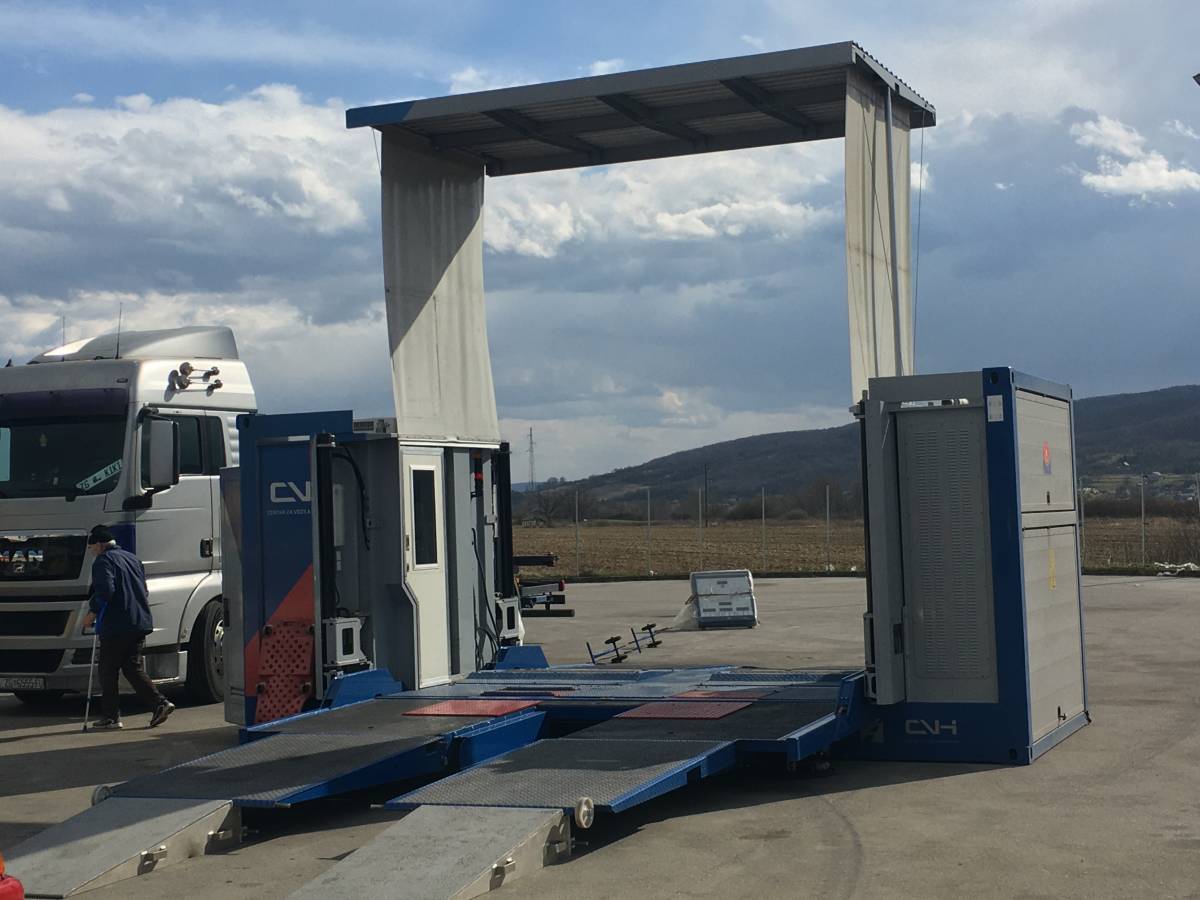 U tijeku policijska akcija na izlazu iz Požege. Provjerava se sve; od goriva, tereta i tehničke ispravnosti vozila