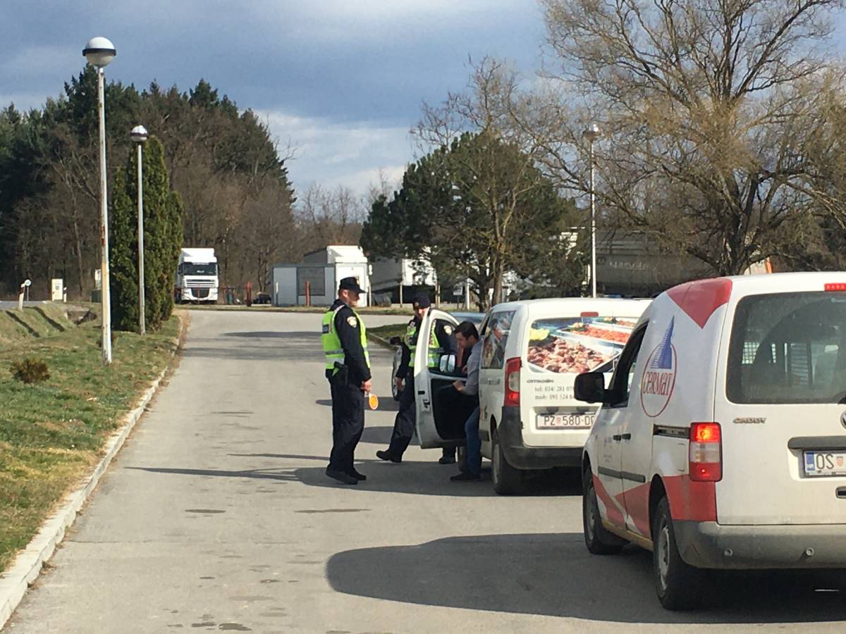 U tijeku policijska akcija na izlazu iz Požege. Provjerava se sve; od goriva, tereta i tehničke ispravnosti vozila
