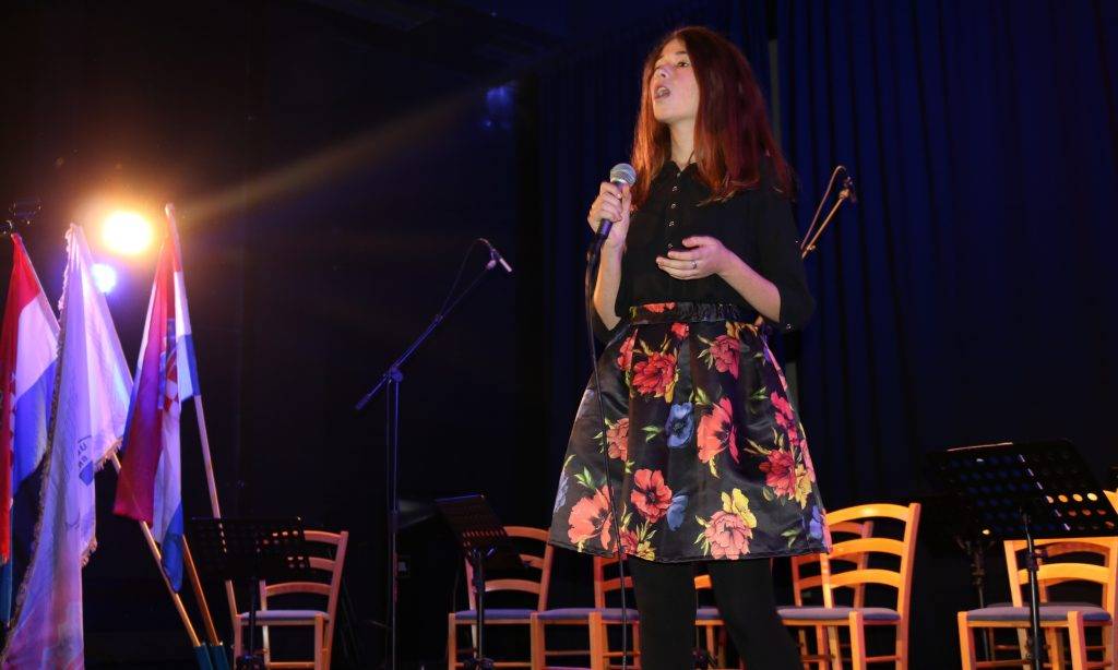 Na premijernom festivalu “CROATIO IZ DUŠE TE LJUBIM” pobijedila Natea Perinović