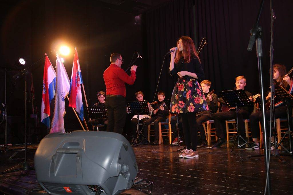 Na premijernom festivalu “CROATIO IZ DUŠE TE LJUBIM” pobijedila Natea Perinović