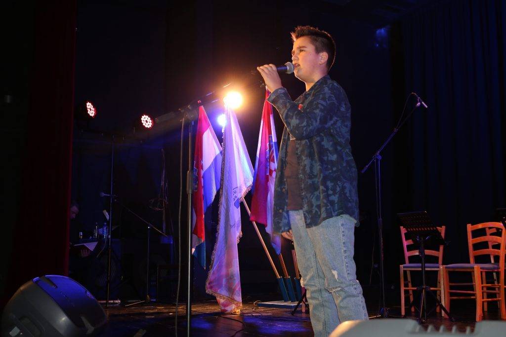 Na premijernom festivalu “CROATIO IZ DUŠE TE LJUBIM” pobijedila Natea Perinović