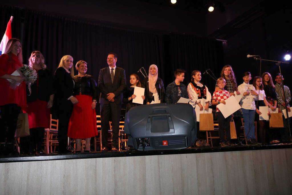 Na premijernom festivalu “CROATIO IZ DUŠE TE LJUBIM” pobijedila Natea Perinović