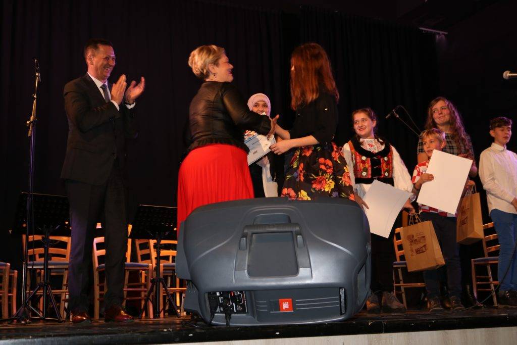 Na premijernom festivalu “CROATIO IZ DUŠE TE LJUBIM” pobijedila Natea Perinović