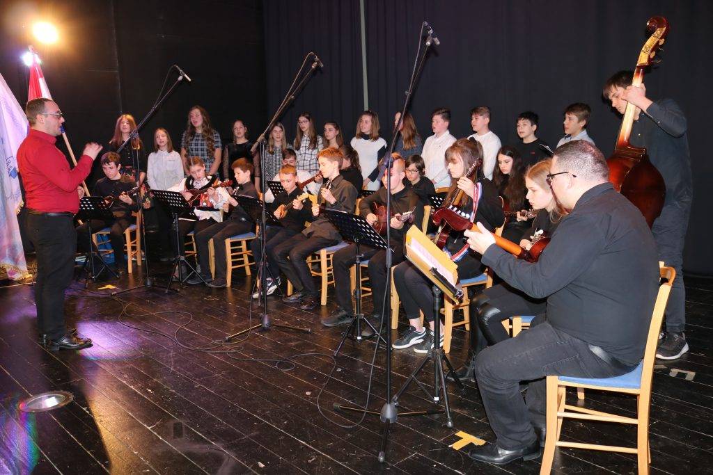 Na premijernom festivalu “CROATIO IZ DUŠE TE LJUBIM” pobijedila Natea Perinović