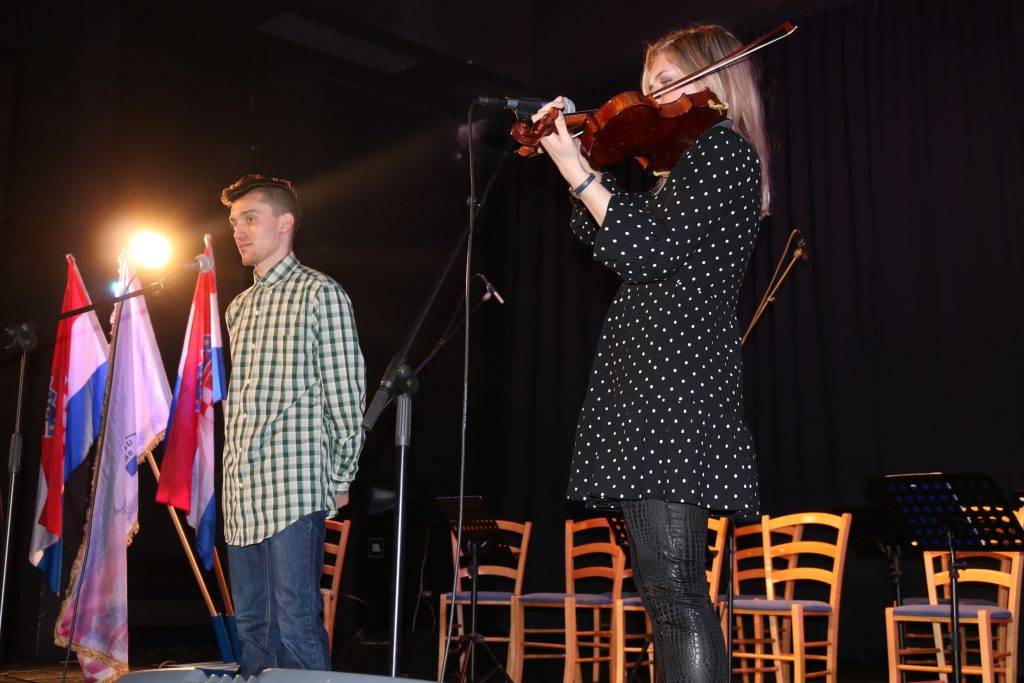 Na premijernom festivalu “CROATIO IZ DUŠE TE LJUBIM” pobijedila Natea Perinović