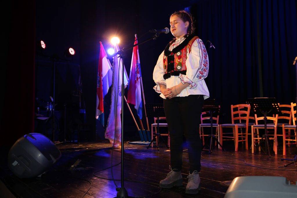 Na premijernom festivalu “CROATIO IZ DUŠE TE LJUBIM” pobijedila Natea Perinović